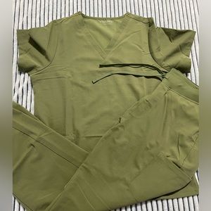 Mandala Sage NWOT Scrub Set Large Top and Large Tall Pants